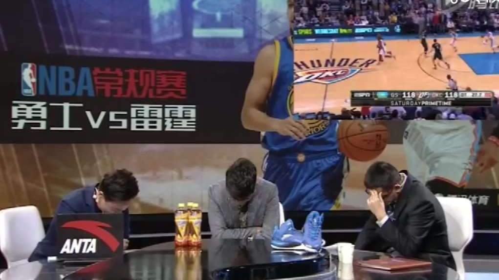 原来你们直播解说NBA比赛都是这么一个个低着头,跟我平时低头玩手机一个样子